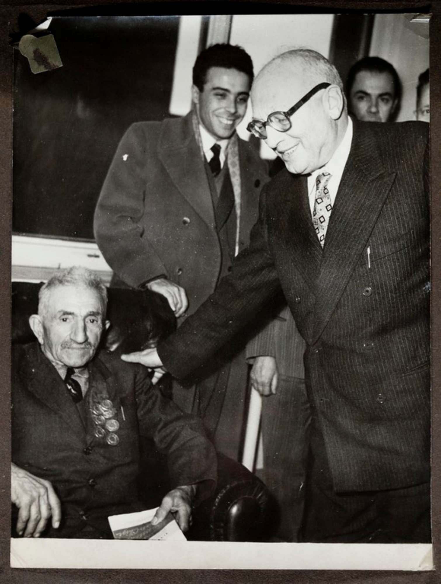 Sede bolognese del Partito Socialista Italiano (?), Alcide Cervi in visita salutato da un ospite